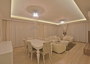 شقة بتخطيط5+1 في أحد المجمعات الفاخرة على الخط الأول من البحر في منطقة كاستل – ألانيا