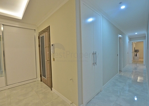 شقة بتخطيط5+1 في أحد المجمعات الفاخرة على الخط الأول من البحر في منطقة كاستل – ألانيا