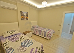 شقة بتخطيط5+1 في أحد المجمعات الفاخرة على الخط الأول من البحر في منطقة كاستل – ألانيا