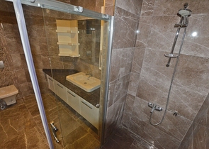 شقة بتخطيط5+1 في أحد المجمعات الفاخرة على الخط الأول من البحر في منطقة كاستل – ألانيا