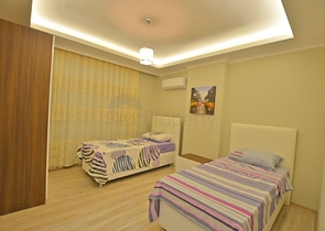 شقة بتخطيط5+1 في أحد المجمعات الفاخرة على الخط الأول من البحر في منطقة كاستل – ألانيا