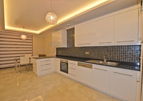 شقة بتخطيط5+1 في أحد المجمعات الفاخرة على الخط الأول من البحر في منطقة كاستل – ألانيا