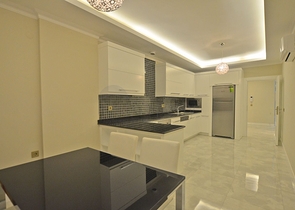 شقة بتخطيط5+1 في أحد المجمعات الفاخرة على الخط الأول من البحر في منطقة كاستل – ألانيا