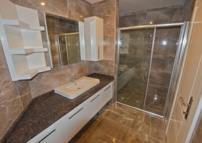 شقة بتخطيط5+1 في أحد المجمعات الفاخرة على الخط الأول من البحر في منطقة كاستل – ألانيا