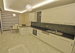 شقة بتخطيط5+1 في أحد المجمعات الفاخرة على الخط الأول من البحر في منطقة كاستل – ألانيا