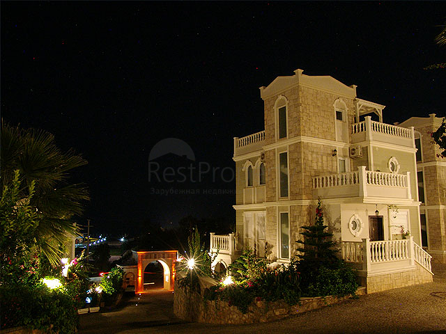 فيلات من الطراز الفاخر ضمن ارقى المجمعات في الانيا 