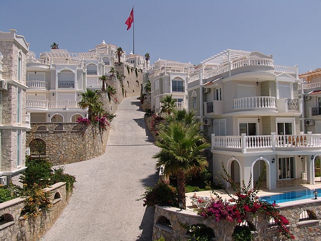 فيلات من الطراز الفاخر ضمن ارقى المجمعات في الانيا 