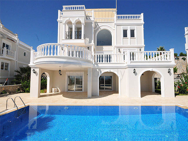 فيلات من الطراز الفاخر ضمن ارقى المجمعات في الانيا 