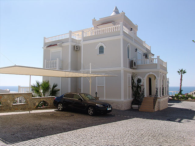 فيلات من الطراز الفاخر ضمن ارقى المجمعات في الانيا 