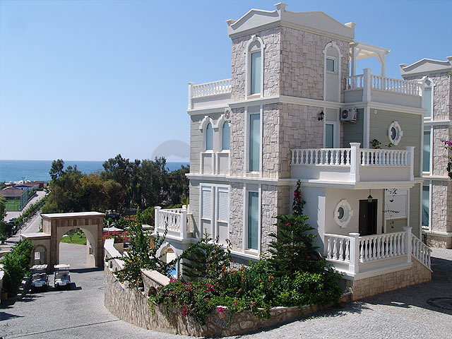 فيلات من الطراز الفاخر ضمن ارقى المجمعات في الانيا 