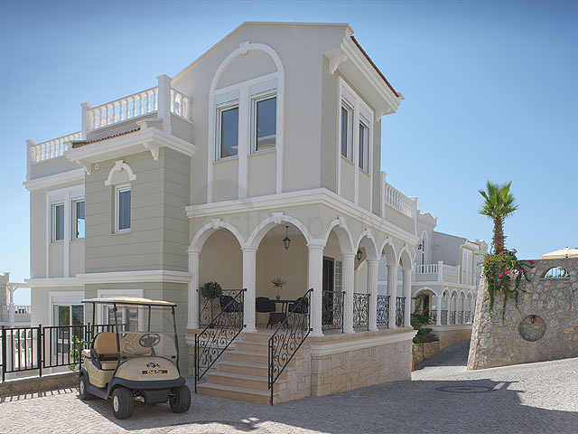 فيلات من الطراز الفاخر ضمن ارقى المجمعات في الانيا 