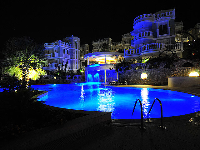 فيلات من الطراز الفاخر ضمن ارقى المجمعات في الانيا 