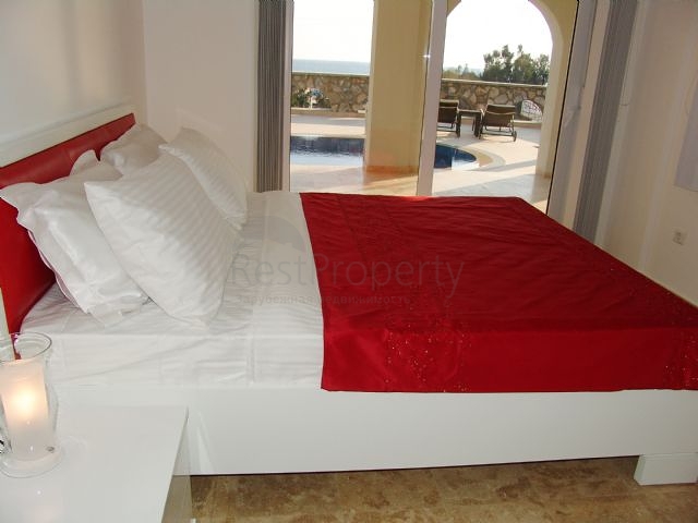 فيلات من الطراز الفاخر ضمن ارقى المجمعات في الانيا 