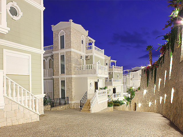 فيلات من الطراز الفاخر ضمن ارقى المجمعات في الانيا 