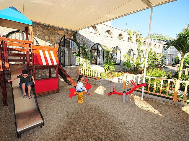 فيلات من الطراز الفاخر ضمن ارقى المجمعات في الانيا 