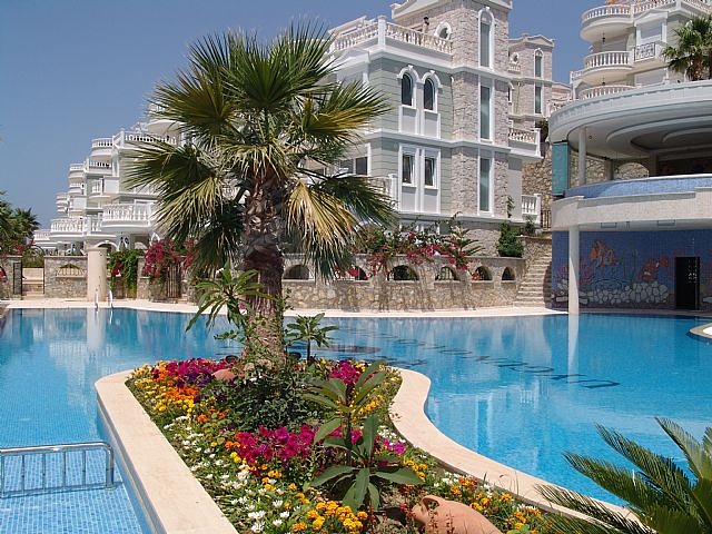 فيلات من الطراز الفاخر ضمن ارقى المجمعات في الانيا 