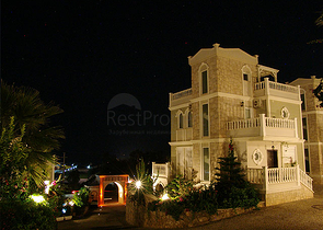 فيلات من الطراز الفاخر ضمن ارقى المجمعات في الانيا 