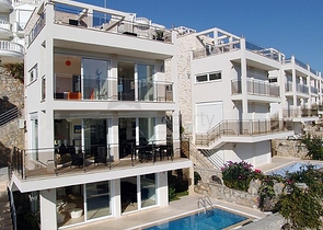 فيلات من الطراز الفاخر ضمن ارقى المجمعات في الانيا 