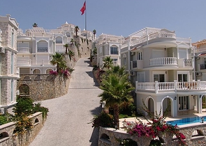 فيلات من الطراز الفاخر ضمن ارقى المجمعات في الانيا 