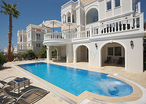 فيلات من الطراز الفاخر ضمن ارقى المجمعات في الانيا 