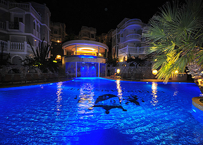 فيلات من الطراز الفاخر ضمن ارقى المجمعات في الانيا 