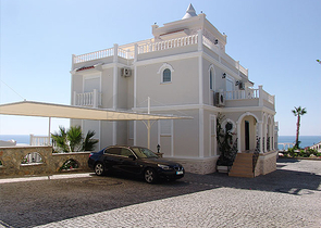 فيلات من الطراز الفاخر ضمن ارقى المجمعات في الانيا 