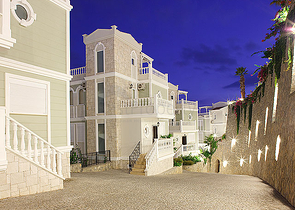 فيلات من الطراز الفاخر ضمن ارقى المجمعات في الانيا 