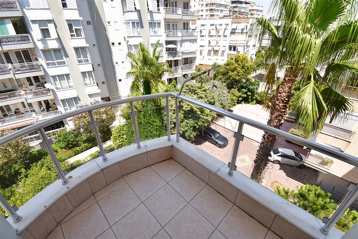 شقة دوبلكس 6 + 2 في وسط مدينة أنطاليا 