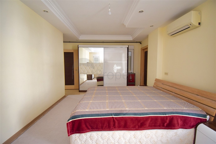 شقة دوبلكس 6 + 2 في وسط مدينة أنطاليا 