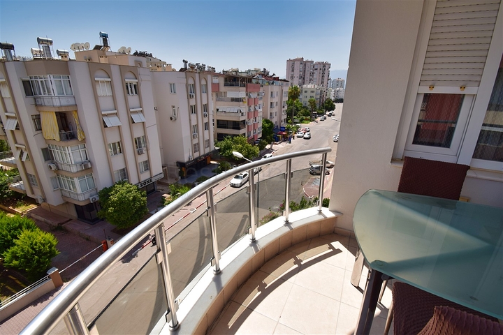 شقة دوبلكس 6 + 2 في وسط مدينة أنطاليا 