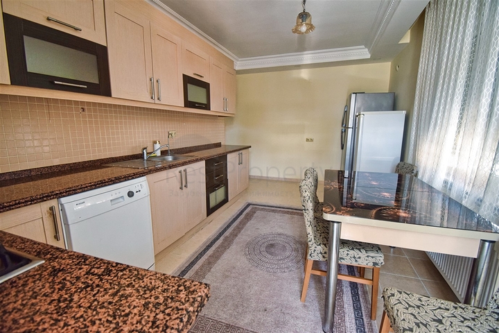 شقة دوبلكس 6 + 2 في وسط مدينة أنطاليا 