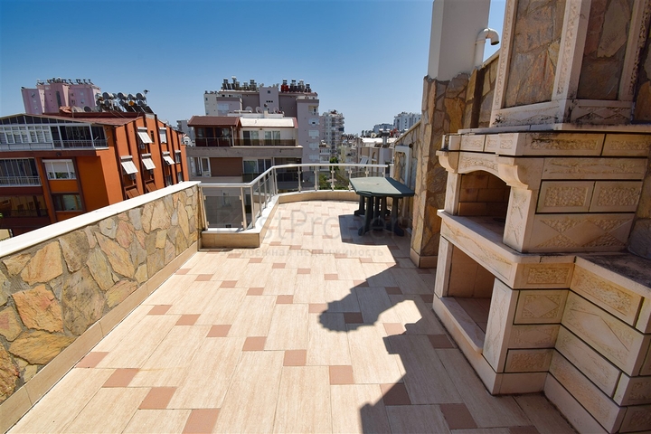 شقة دوبلكس 6 + 2 في وسط مدينة أنطاليا 