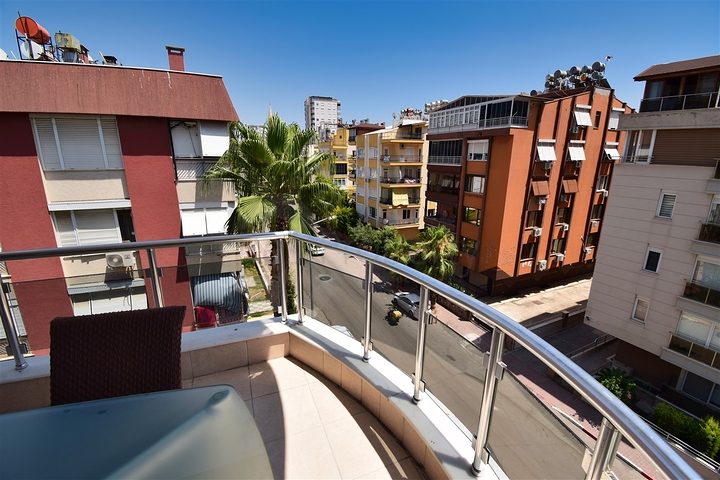 شقة دوبلكس 6 + 2 في وسط مدينة أنطاليا 