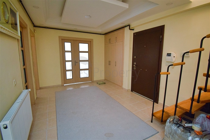 شقة دوبلكس 6 + 2 في وسط مدينة أنطاليا 