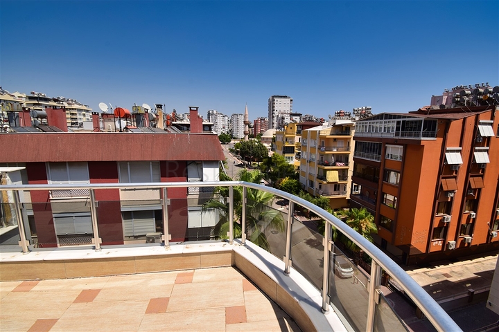 شقة دوبلكس 6 + 2 في وسط مدينة أنطاليا 