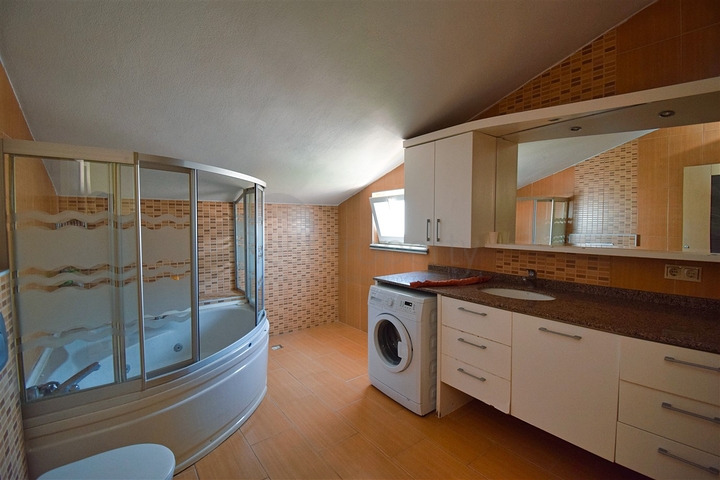 شقة دوبلكس 6 + 2 في وسط مدينة أنطاليا 