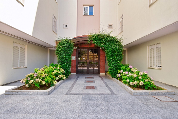 شقة دوبلكس 6 + 2 في وسط مدينة أنطاليا 