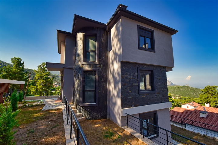 فيلا 3+2 في جيكبير-حي أنطاليا 