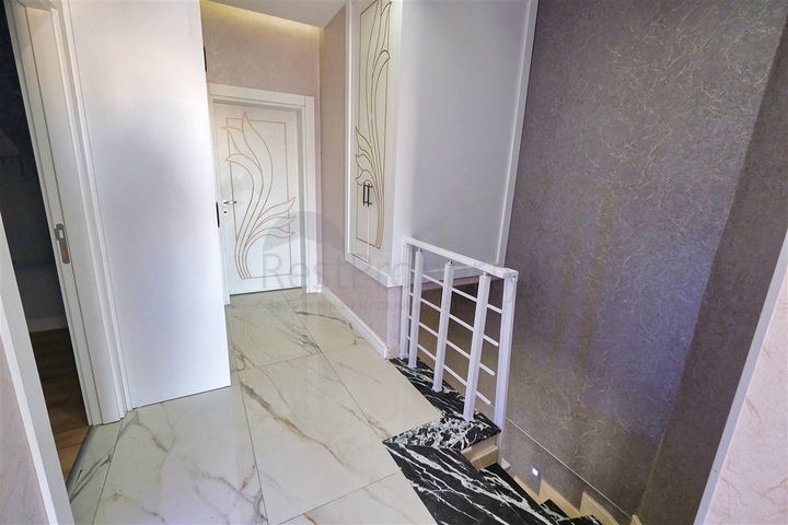 شقة دوبلكس 4 + 1 في وسط مدينة أنطاليا 