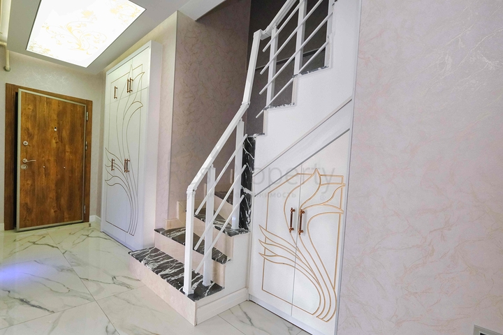 شقة دوبلكس 4 + 1 في وسط مدينة أنطاليا 