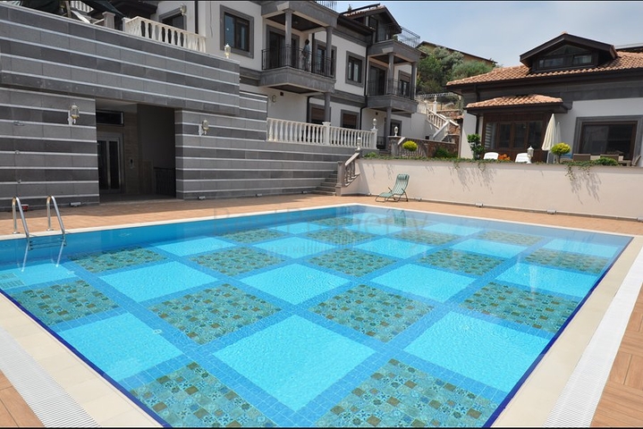 فيلات الرفاهية في مدينة ألانيا بالقرب من القلعة 