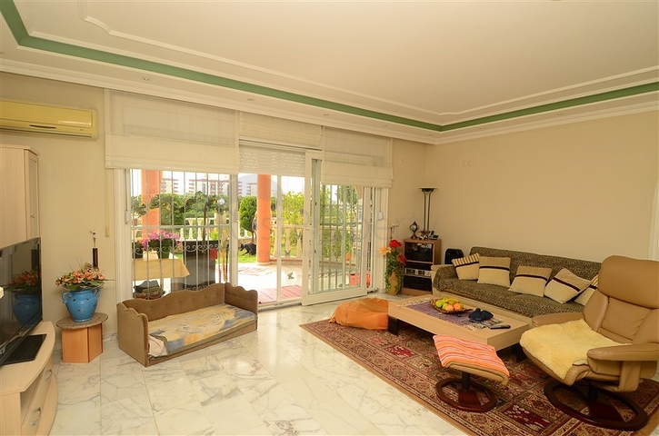 فيلا مع مسبح في محمودلار