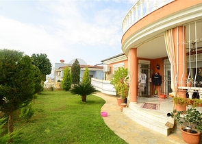 فيلا مع مسبح في محمودلار