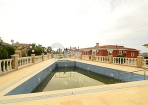 فيلا مع مسبح في محمودلار