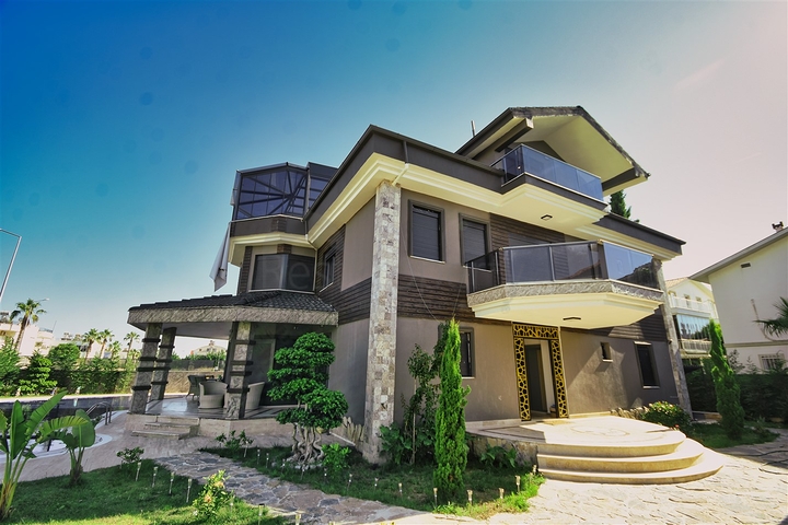 فيلا 7 + 1 في منطقة بيليك أنطاليا 