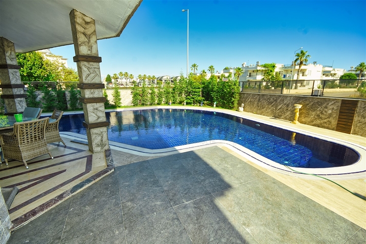 فيلا 7 + 1 في منطقة بيليك أنطاليا 