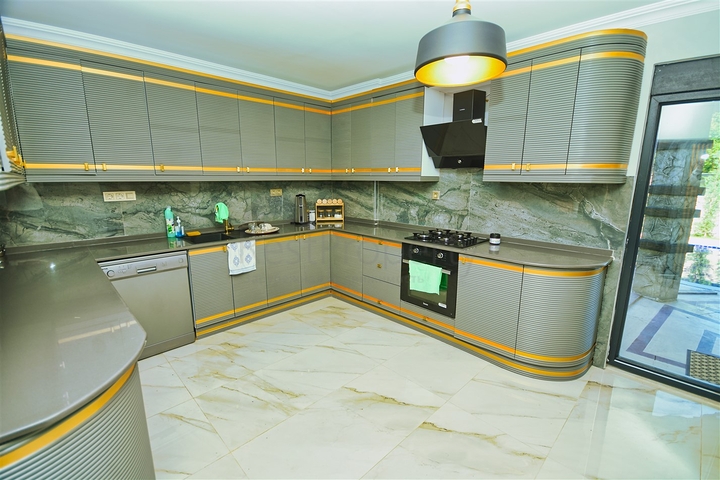 فيلا 7 + 1 في منطقة بيليك أنطاليا 