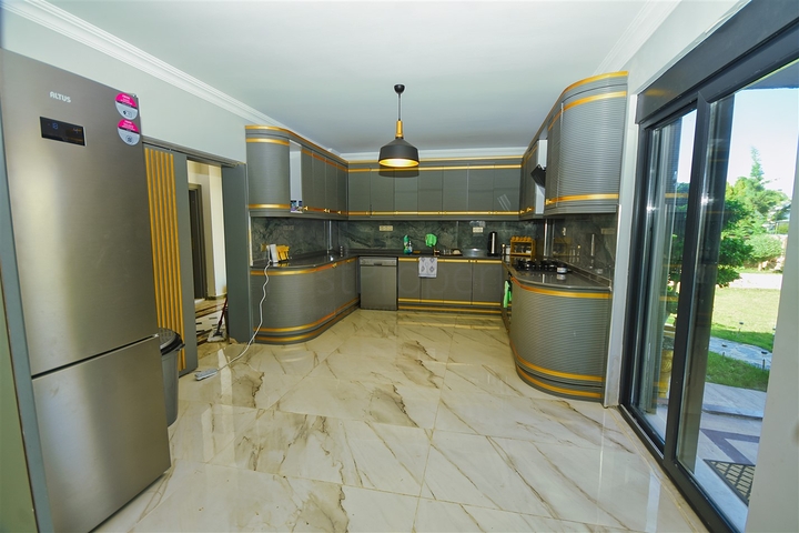 فيلا 7 + 1 في منطقة بيليك أنطاليا 