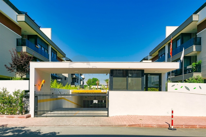 شقة 4 + 1 في حي إرمينيك أنطاليا 