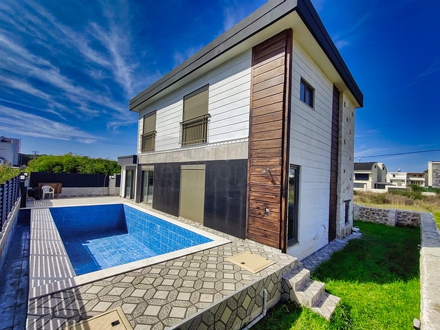 فيلا 3 + 1 في منطقة بيليك أنطاليا 